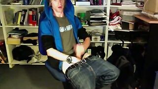 Watch this amateur guy with a huge load in his homemade video - Homo video