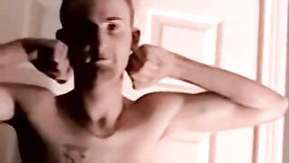 Watch this inexperienced dude jack and blow his load like a pro!