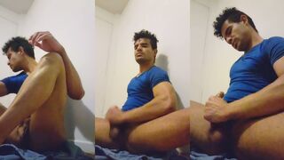 Trebol Jess gets off with his manhood until he's fully erect