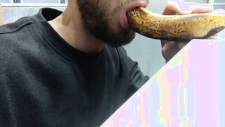 Jomilove's bearded Mature Stud gives banana a wild oral job with a hot pop-shot included