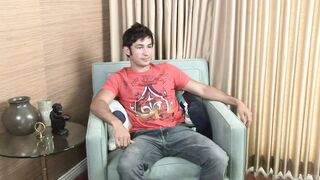 Max Cruz gives a steamy solo handjob to a hot chick in HD