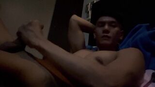 Jak Malik's solo session: Watch him stroke his huge dong and get a hot cumshot!