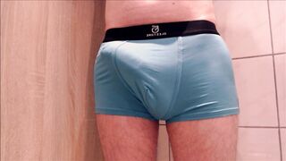 Watch this skinny amateur twink as it gets bigger and bigger with every jerk off
