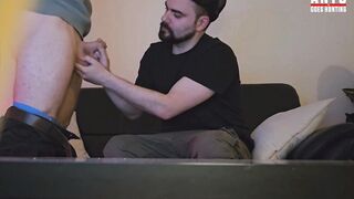 Muscle taxi driver with a sexy body offers a handjob and gets rewarded with a cumshot