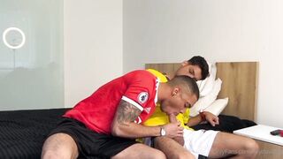 Homemade amateur gives a hot handjob to a lucky guy
